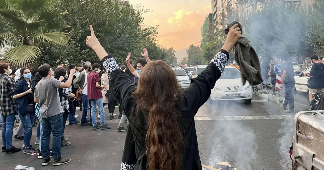 ایران و جمهوری اسلامی و زنان و انقلاب: اصل نظام نشانه‌ است!
