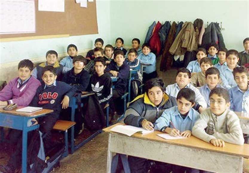 وضعیت مدارس دولتی در ایران؛ از دریافت «شهریه» به عنوان «کمک به مدرسه» تا «بی‌سوادپروری»