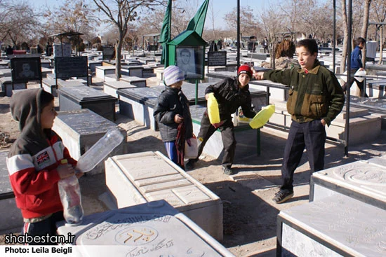 شستنِ روی مرگ/ کودکان کار در قبرستان چه می‌کنند؟