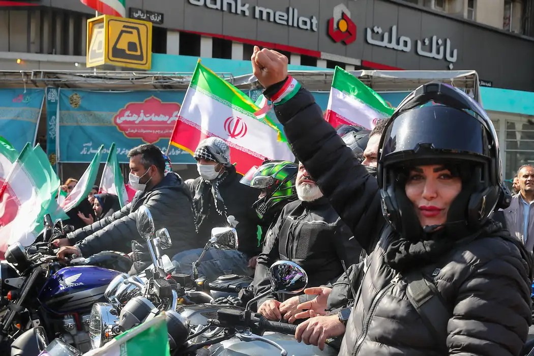 فراواقع گرایی حمایت از رژیم دربازار نمایش‌های خیابانی, احمد علوی